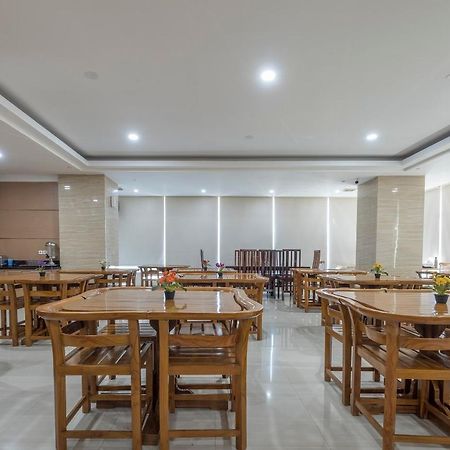 Oyo 1114 Hotel Denpasar Makassar Bagian luar foto