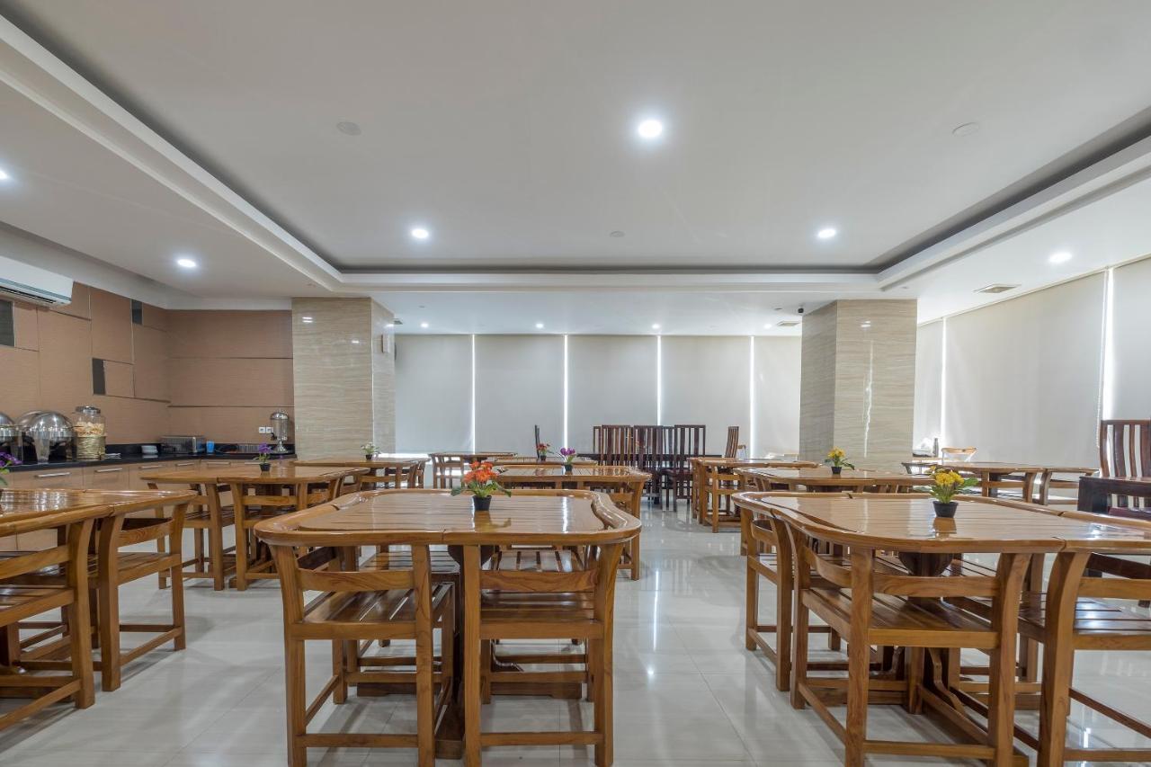 Oyo 1114 Hotel Denpasar Makassar Bagian luar foto