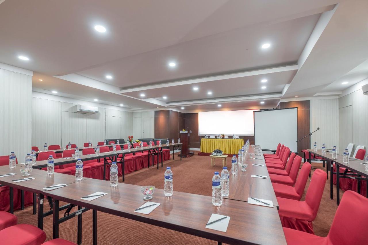 Oyo 1114 Hotel Denpasar Makassar Bagian luar foto
