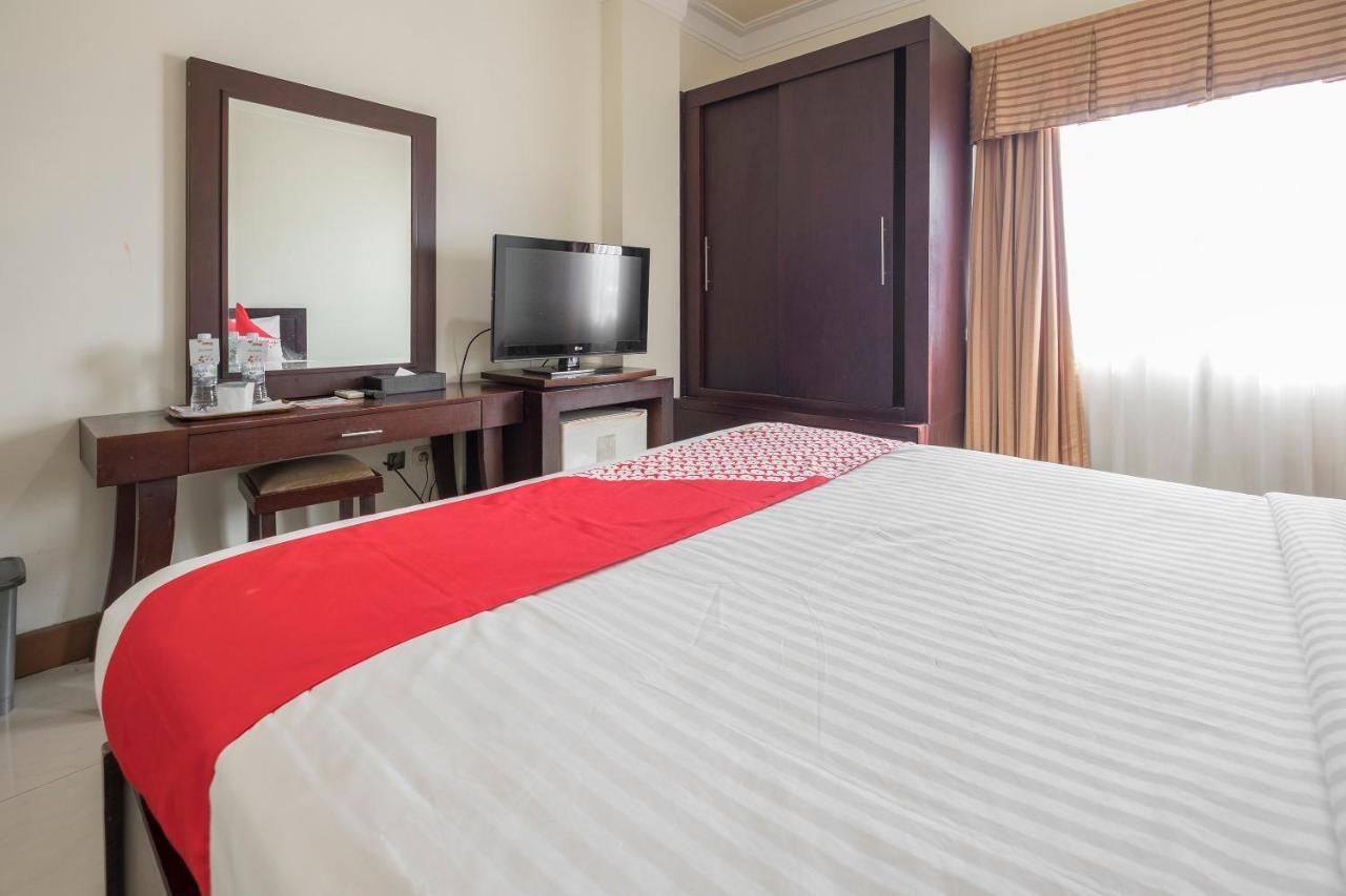 Oyo 1114 Hotel Denpasar Makassar Bagian luar foto