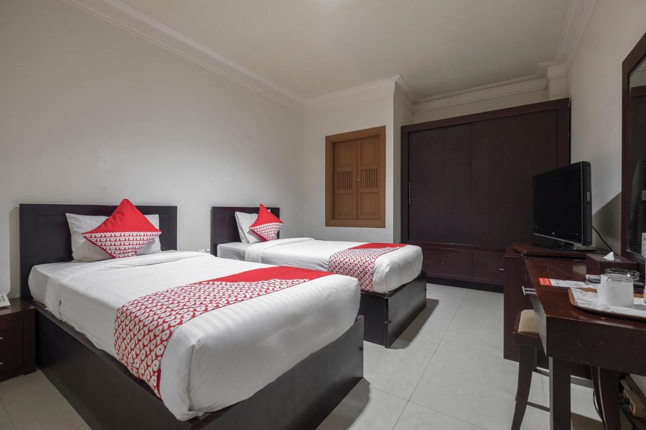 Oyo 1114 Hotel Denpasar Makassar Bagian luar foto
