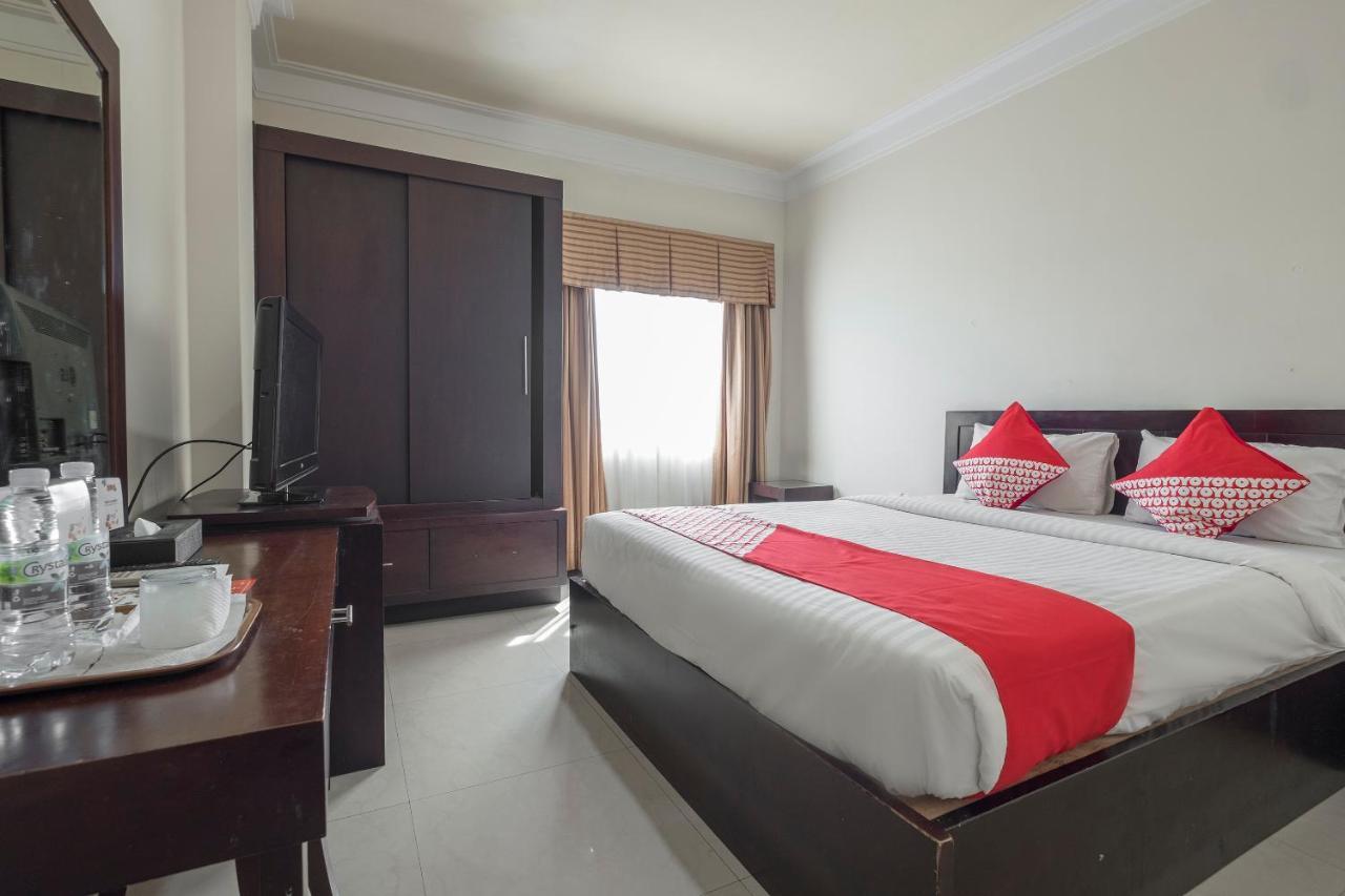 Oyo 1114 Hotel Denpasar Makassar Bagian luar foto