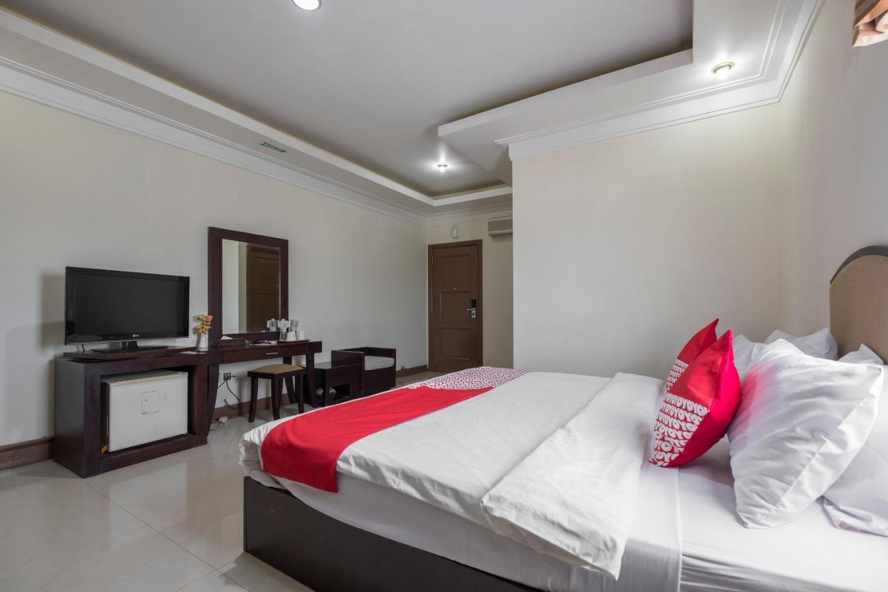 Oyo 1114 Hotel Denpasar Makassar Bagian luar foto