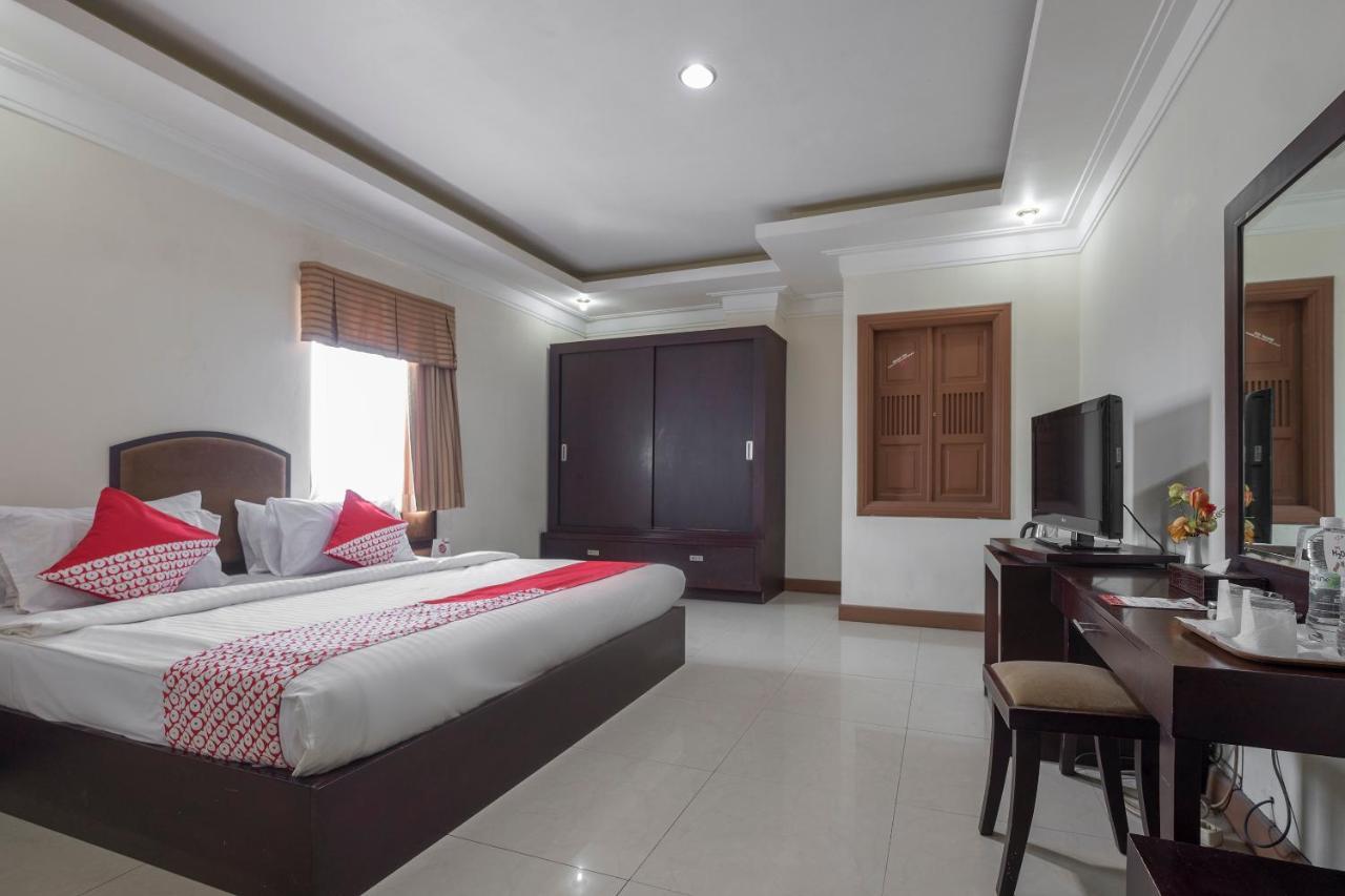 Oyo 1114 Hotel Denpasar Makassar Bagian luar foto