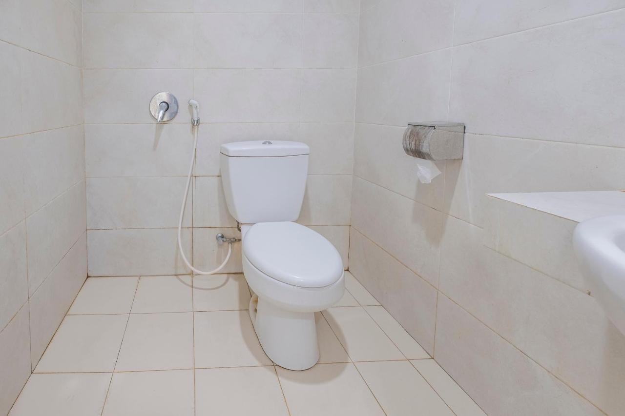 Oyo 1114 Hotel Denpasar Makassar Bagian luar foto