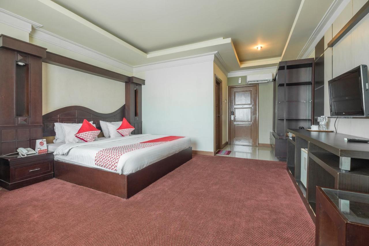 Oyo 1114 Hotel Denpasar Makassar Bagian luar foto