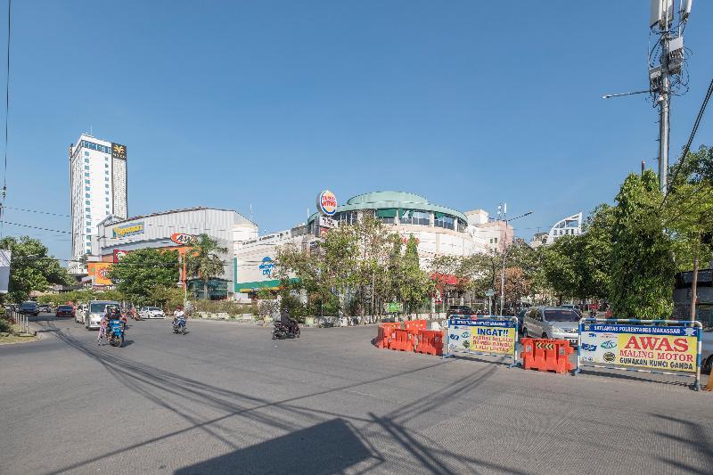 Oyo 1114 Hotel Denpasar Makassar Bagian luar foto