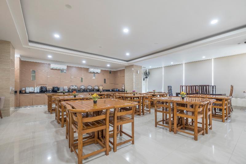 Oyo 1114 Hotel Denpasar Makassar Bagian luar foto
