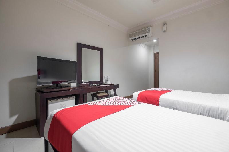 Oyo 1114 Hotel Denpasar Makassar Bagian luar foto